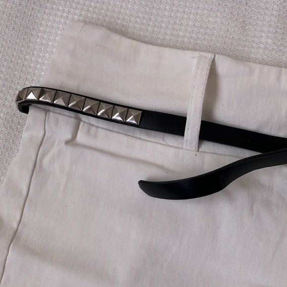 White low rise mini shorts with belt - Picture 2 of 8